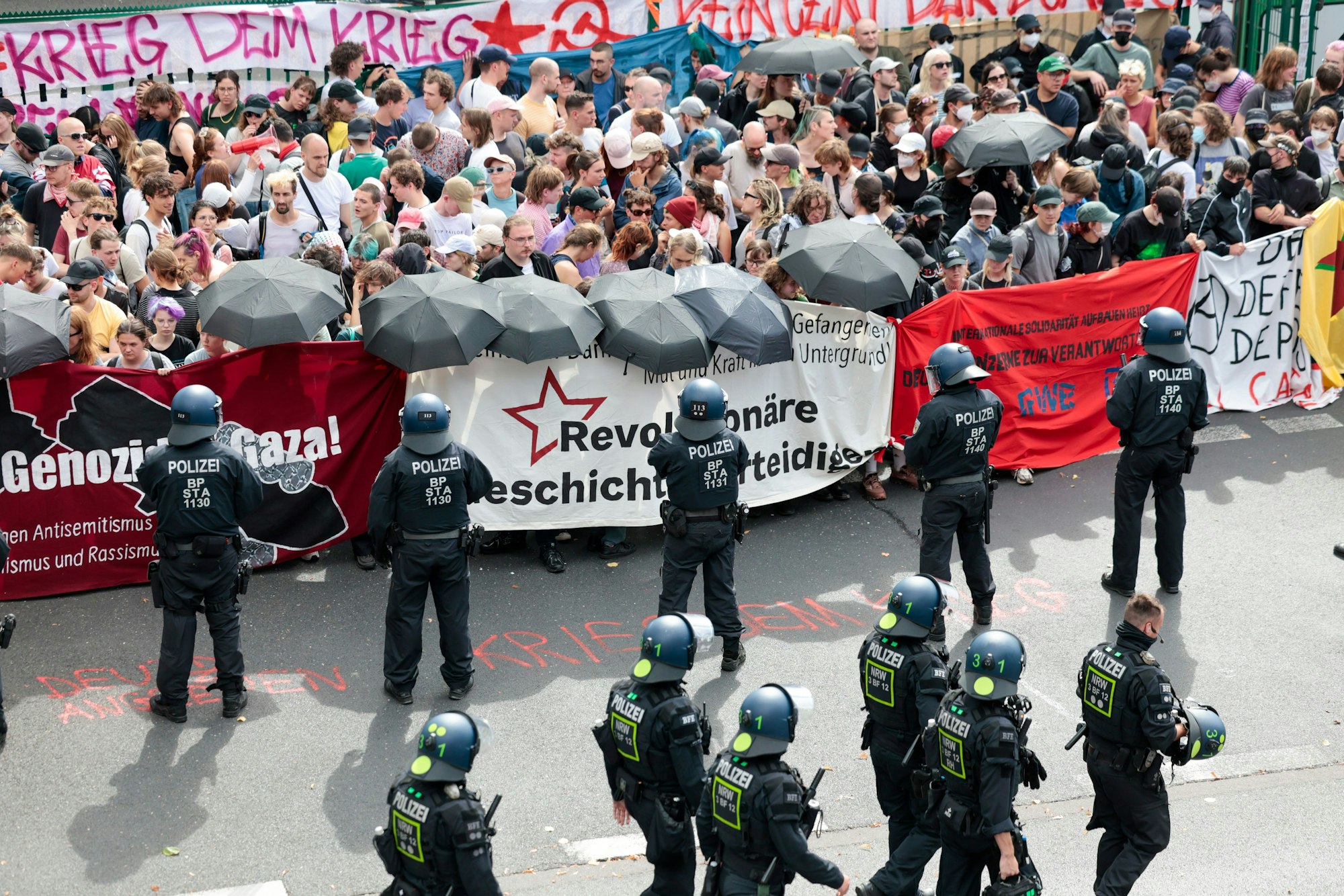 Vor den Toren der Deutz AG hatten sich rund 300 Personen versammelt.