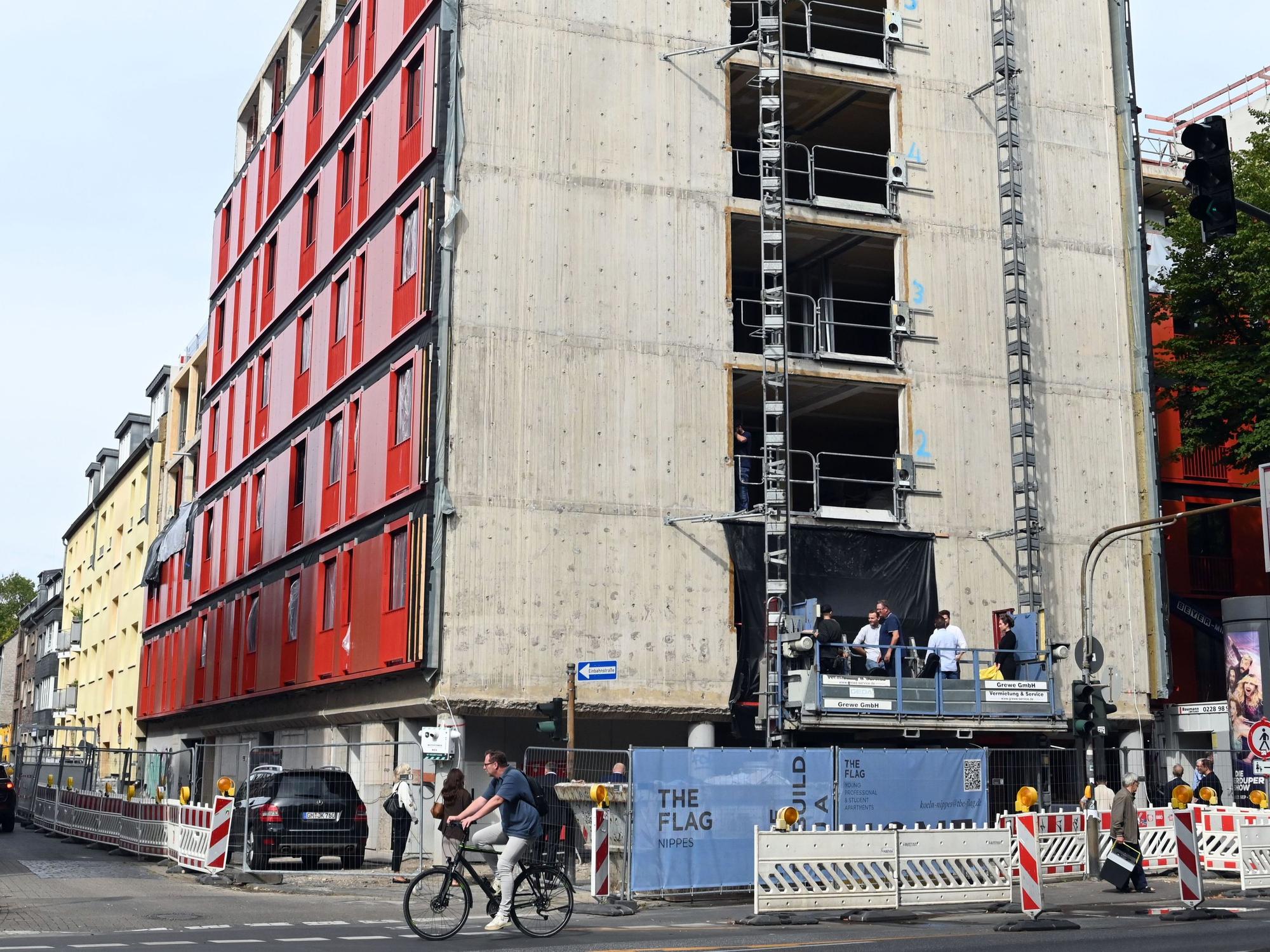 An einer Kreuzung entsteht ein siebenstöckiger Neubau.