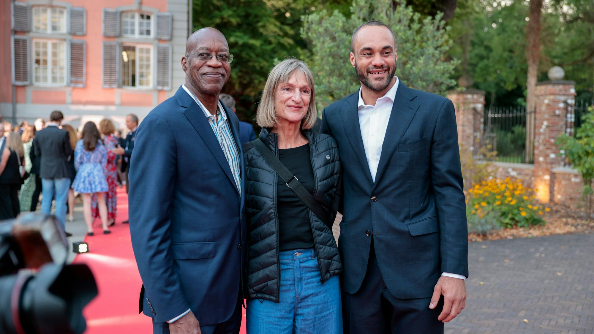 Weltmeister und Olympiasieger Edwin Moses (l.) mit seiner Exfrau und Sohn Julian Moses