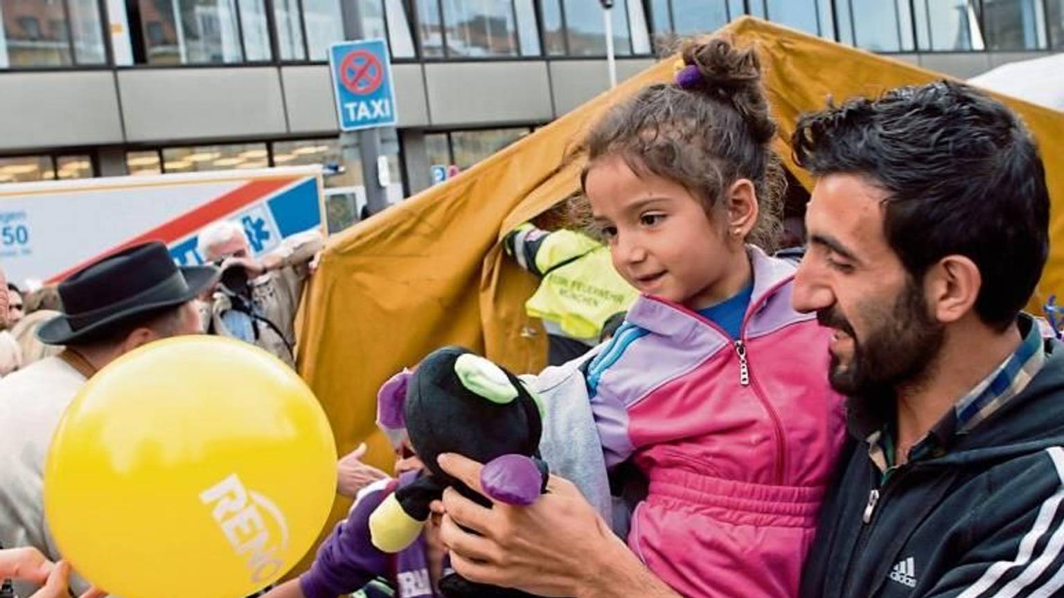 Nach langer Flucht am Bahnhof von München angekommen: Ein Syrer und seine Tochter im September 2015.