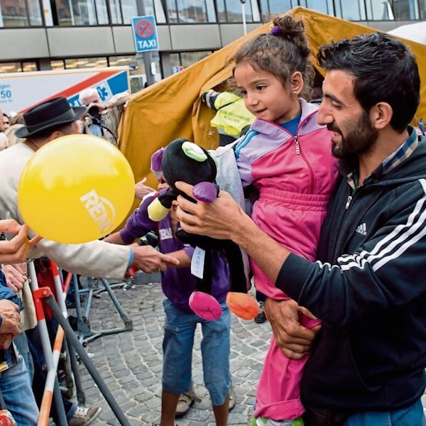 Nach langer Flucht am Bahnhof von München angekommen: Ein Syrer und seine Tochter im September 2015.
