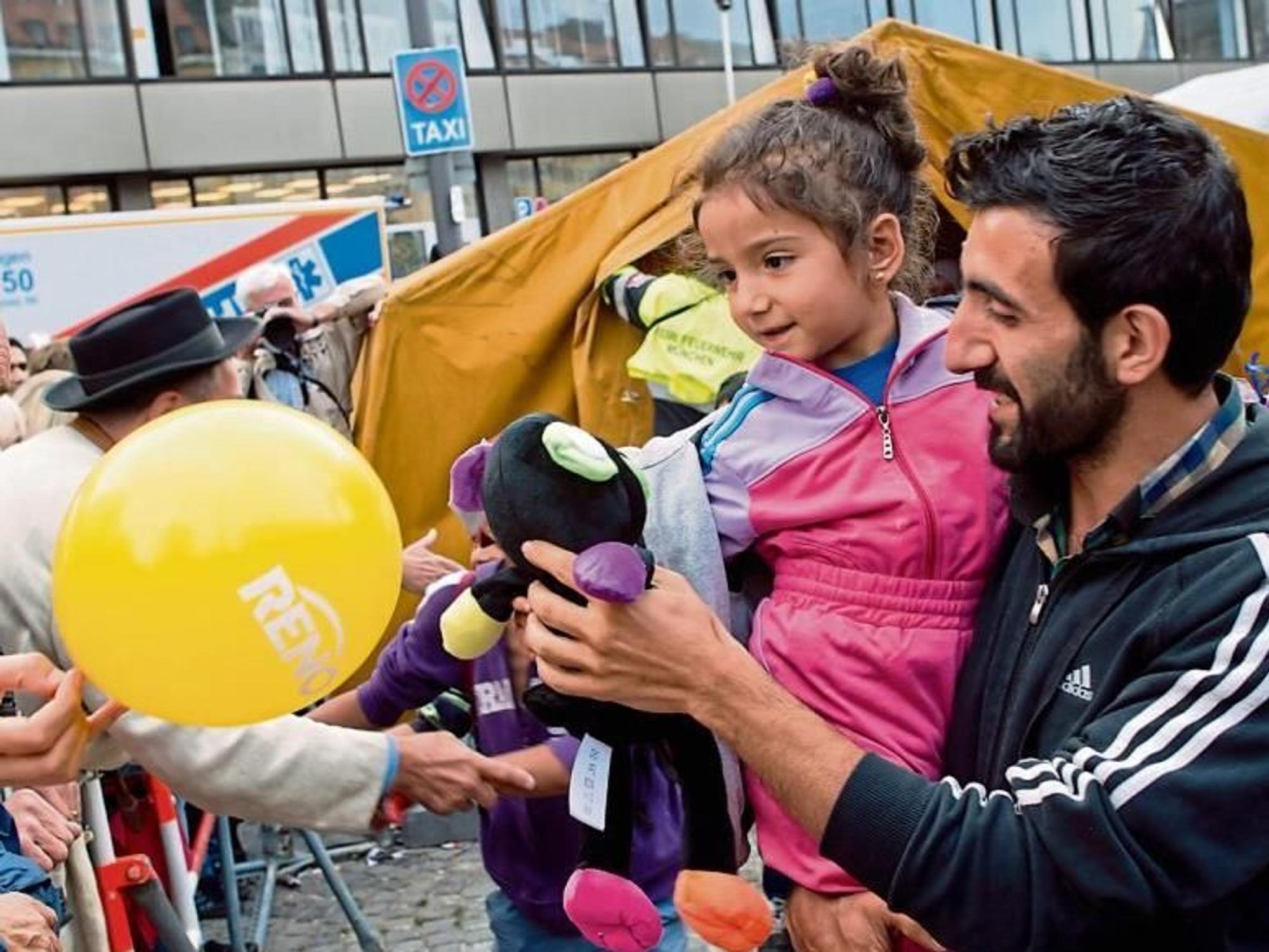 Nach langer Flucht am Bahnhof von München angekommen: Ein Syrer und seine Tochter im September 2015.