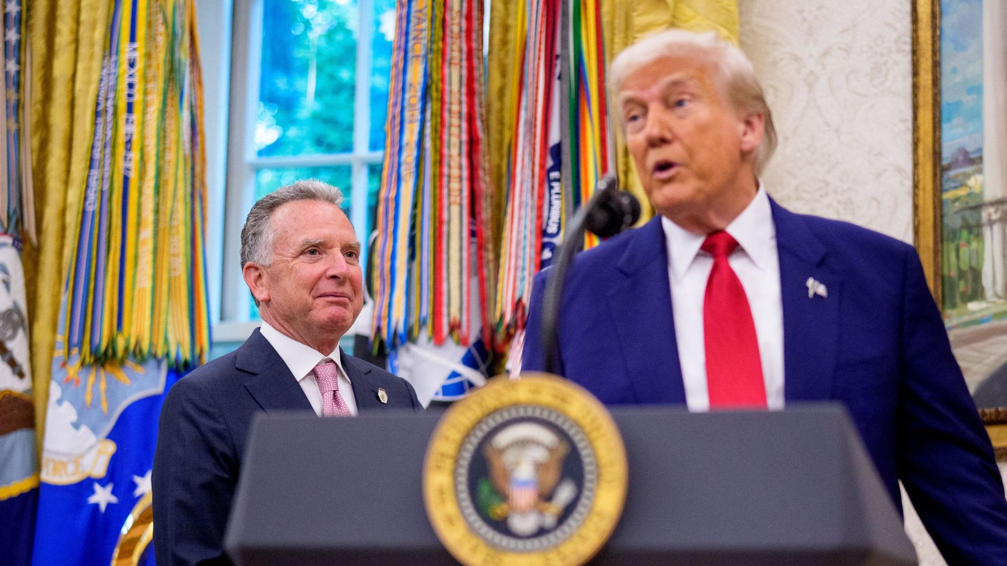 Steve Witkoff steht bei einer Pressekonferenz im Weißen Haus neben US-Präsident Donald Trump. Der Unterhändler zählt zu den engeren Vertrauten des Republikaners. (Archivbild)