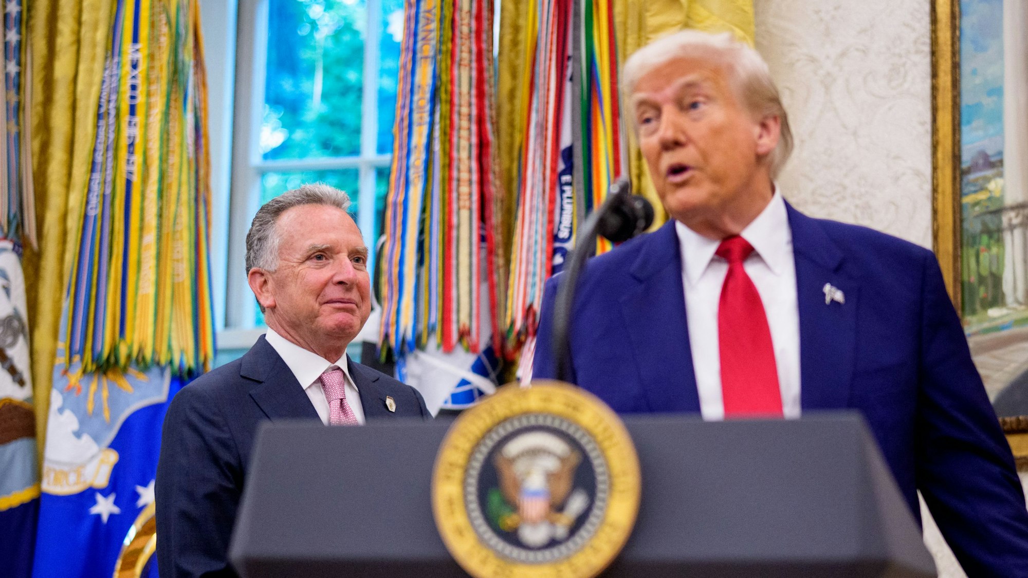 Steve Witkoff steht bei einer Pressekonferenz im Weißen Haus neben US-Präsident Donald Trump. Der Unterhändler zählt zu den engeren Vertrauten des Republikaners. (Archivbild)