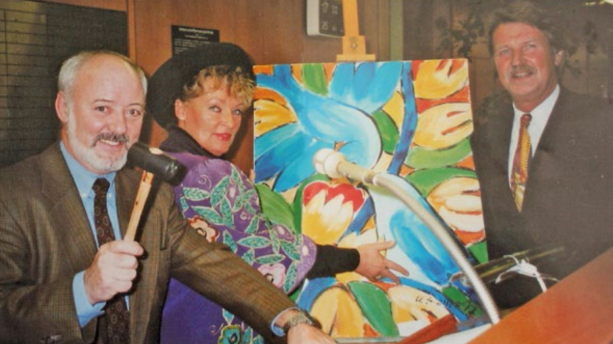 Die Arbeitsgemeinschaft zur Förderung der Sieglarer Stadtbibliothek wird 30 Jahre Mitbegründerin Gerd Kamp, Hedwig Bäte und Theo Hauber im Jahr 1997 bei einer Versteigerung.Bäte erinnert sich.
Gerd Kamp, Hedwig Bäte und Theo Hauber im Jahr 1997 bei einer Versteigerung.