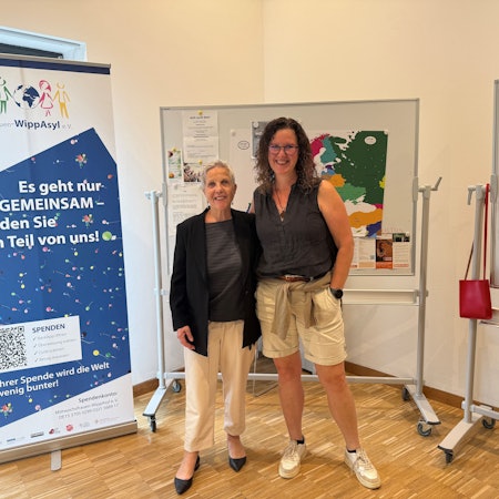 Das Foto zeigt Gaby Weiss und Birgit Baumhögger-Habbel, die sich in Wipperfürth in der Flüchtlingsarbeit engagieren