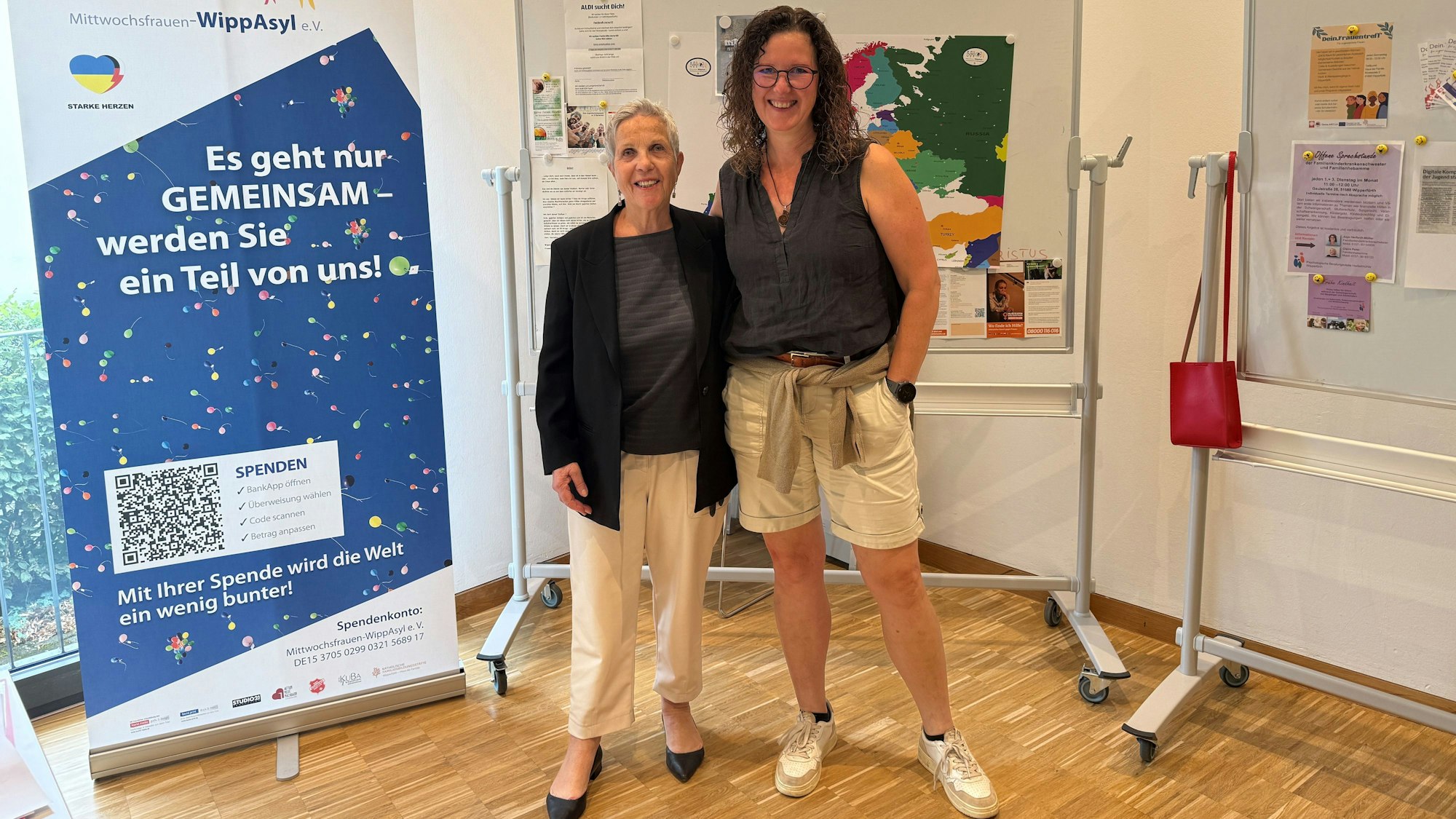 Das Foto zeigt Gaby Weiss und Birgit Baumhögger-Habbel, die sich in Wipperfürth in der Flüchtlingsarbeit engagieren