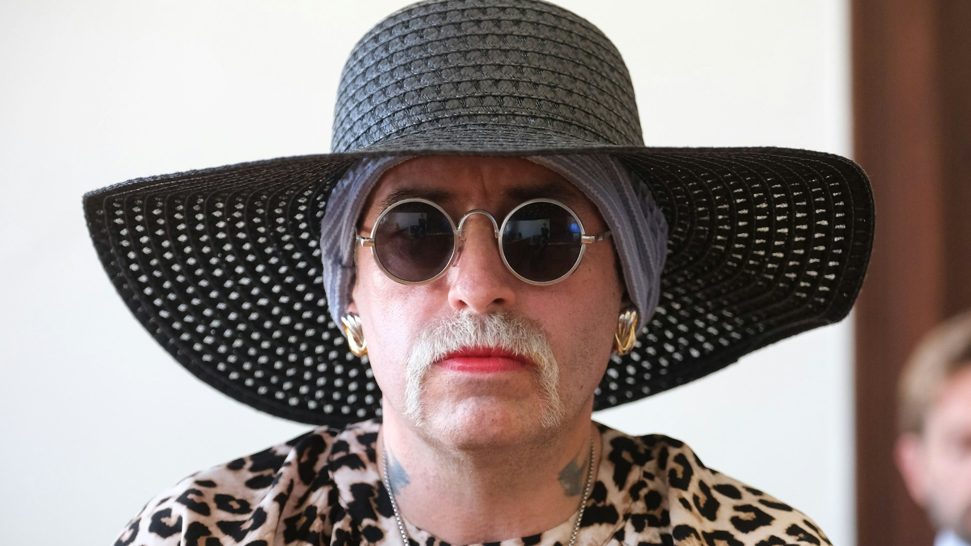 Marla-Svenja Liebich, bekannte Rechtsextremistin, sitzt in einem Saal des Landgerichts. Anlass war ein Berufungsverfahren wegen gefährlicher Körperverletzung. (Archivbild)