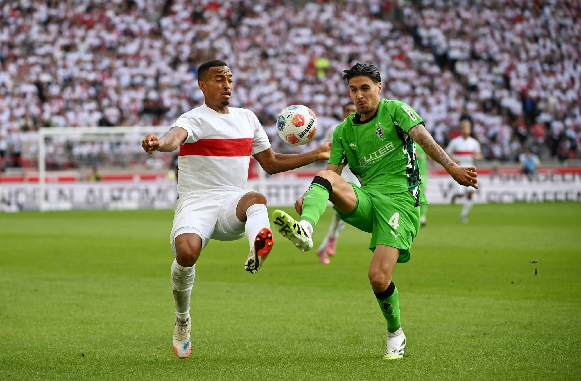 Die Stuttgarter um Jamie Leweling (l) taten sich gegen Gladbach sehr schwer.