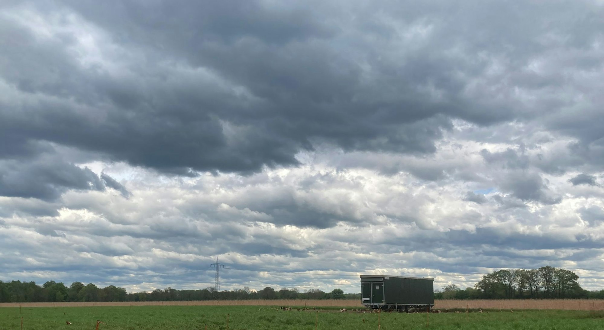 Der Himmel über dem Münsterland ist wolkenverhangen, Regenschauer sind möglich.
