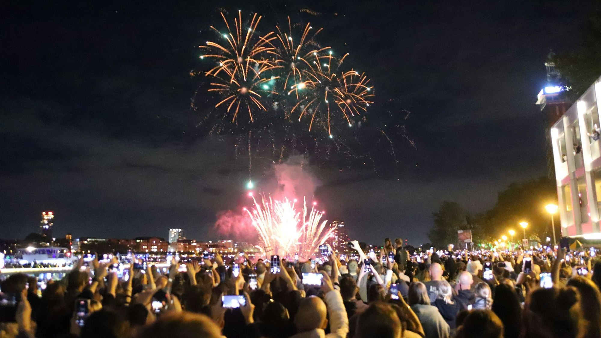 Das musiksynchrone Höhenfeuerwerk lockte bei sternenklarem Himmel tausende Zuschauer an den Fluss.