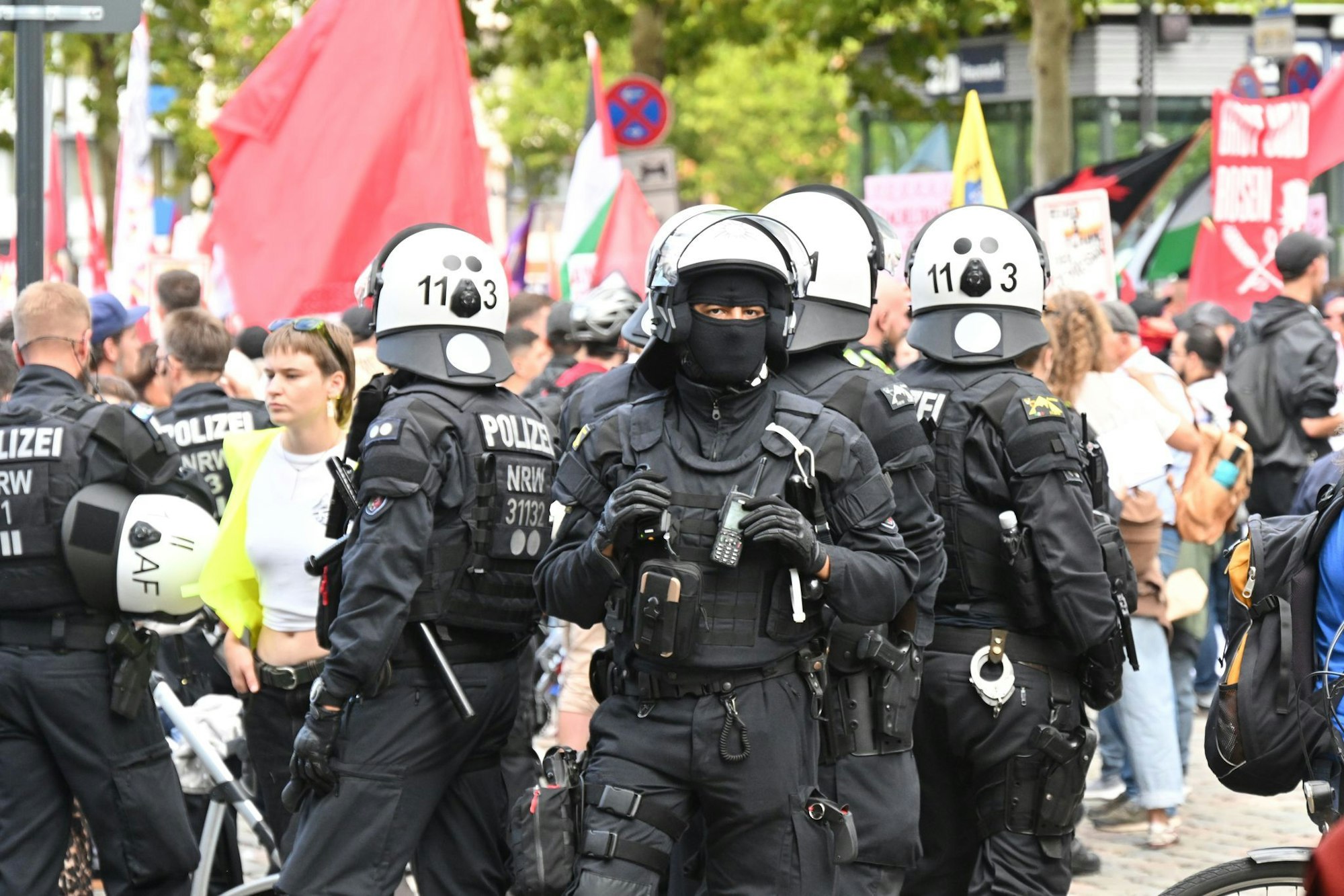 Die Demonstration wurde von einem großen Polizeiaufgebot begleitet.