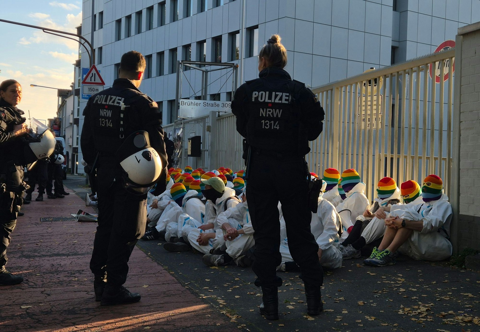 Am Mittwoch blockierten Aktivisten von «Rheinmetall entwaffnen» ein Gebäude der Bundeswehr, heute organisieren sie eine Demo in der Kölner Innenstadt. (Archivbild)