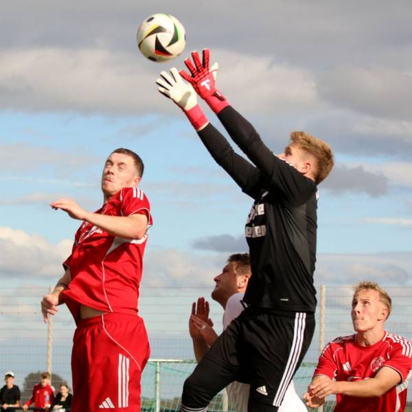 Daniel Bräuer fängt den Ball. Vor ihm kommt Dominik Spies nicht an eben jenen.