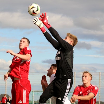 Daniel Bräuer fängt den Ball. Vor ihm kommt Dominik Spies nicht an eben jenen.