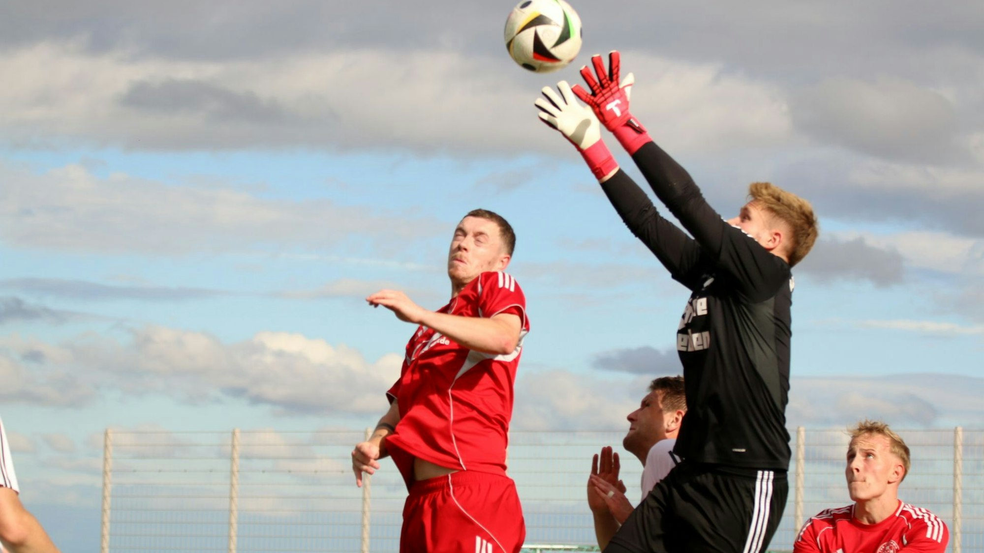 Daniel Bräuer fängt den Ball. Vor ihm kommt Dominik Spies nicht an eben jenen.