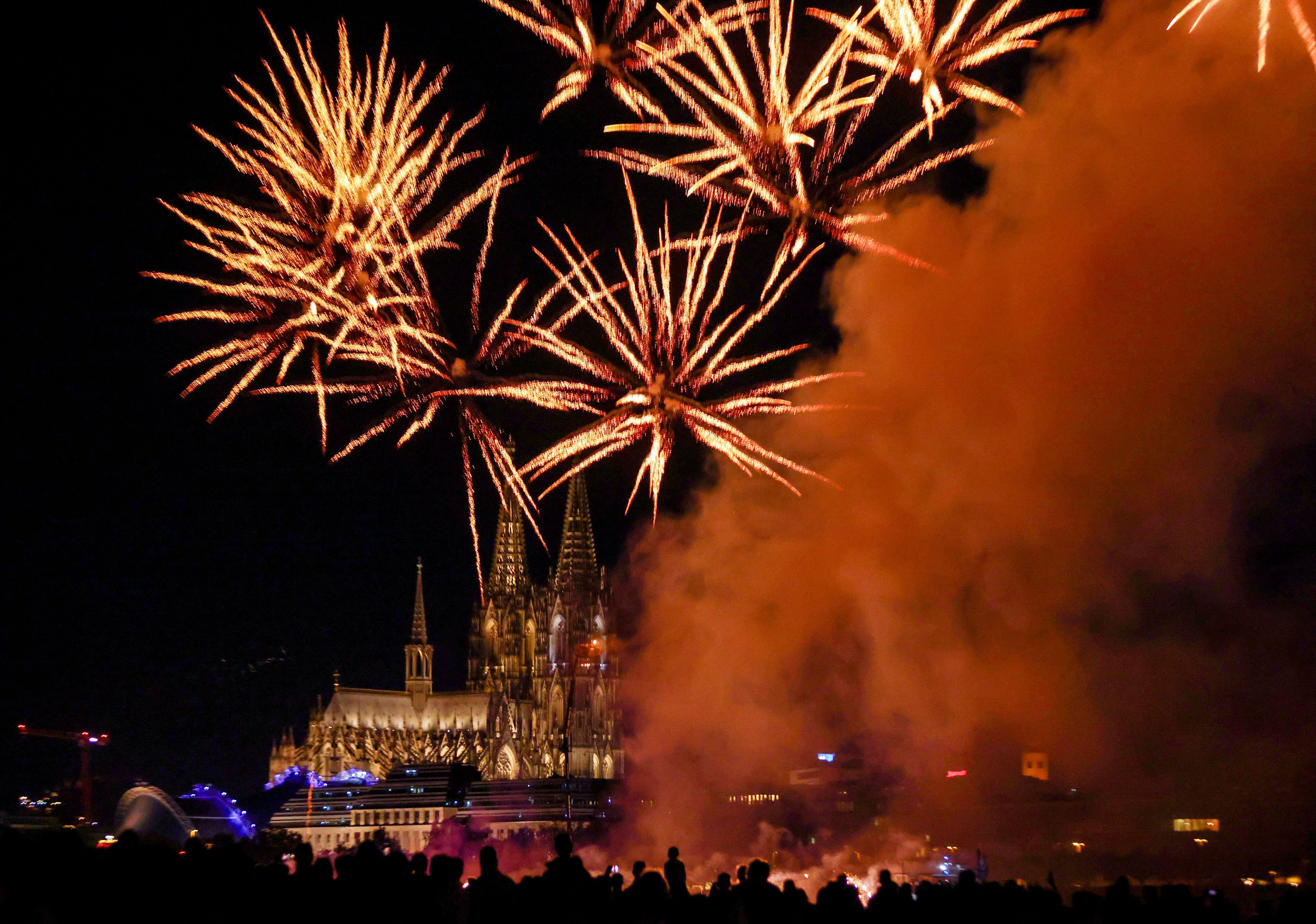 Die Kölner Lichter 2025 mit dem Dom im Hintergrund.