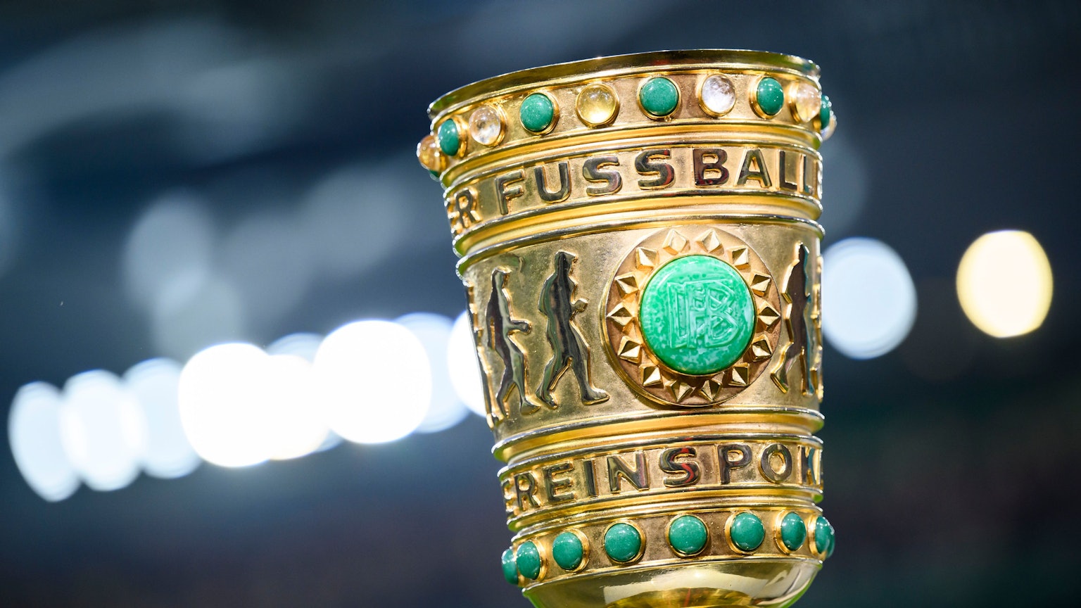 Der DFB-Pokal steht vor dem Spiel im Stadion.