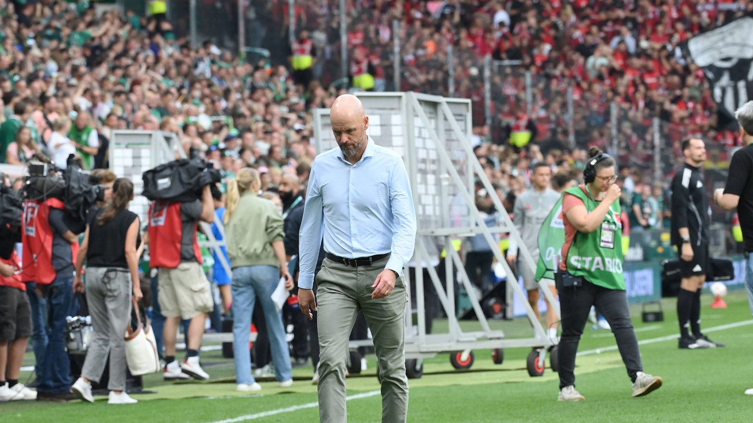 Abgang: Trainer Erik ten Hag verlässt nach dem 3:3 das Bremer Weserstadion.