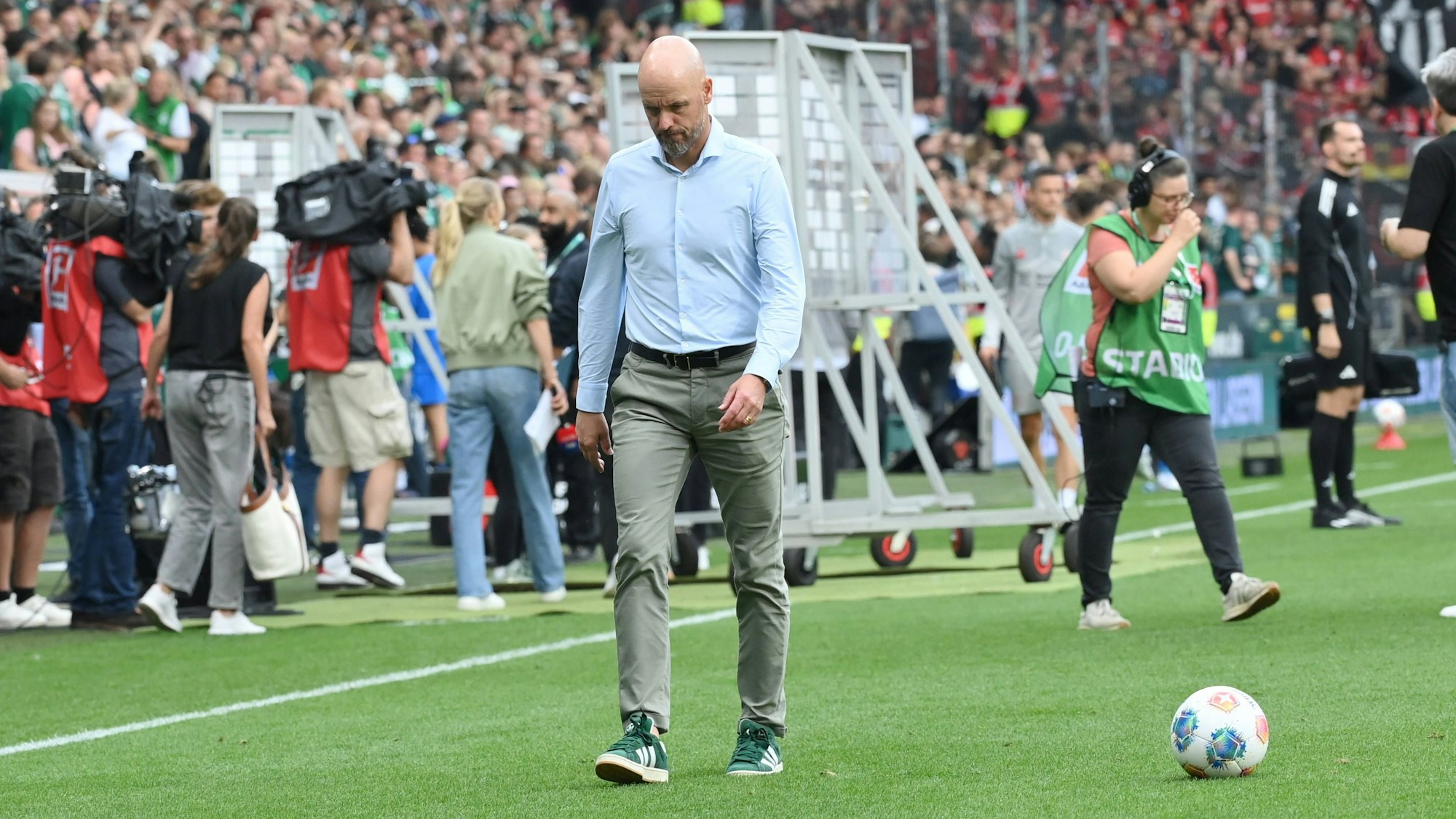 Abgang: Trainer Erik ten Hag verlässt nach dem 3:3 das Bremer Weserstadion.