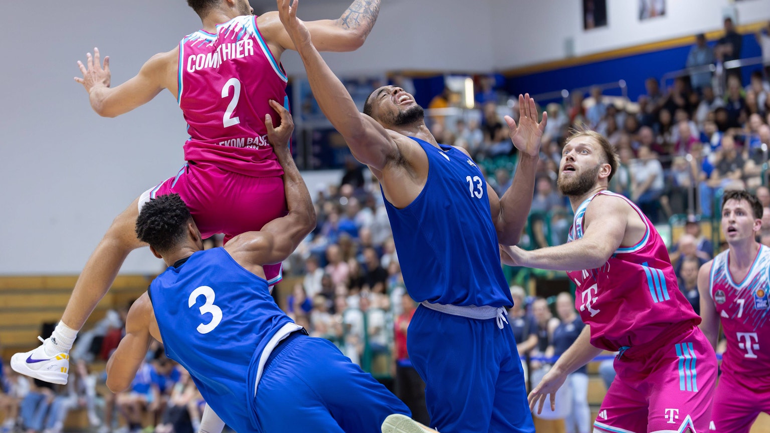 Bonns Topscorer Alija Comithier (links) liegt auf Frankfurts Garai Zeeb und passt dennoch zu Grayson Murphy.