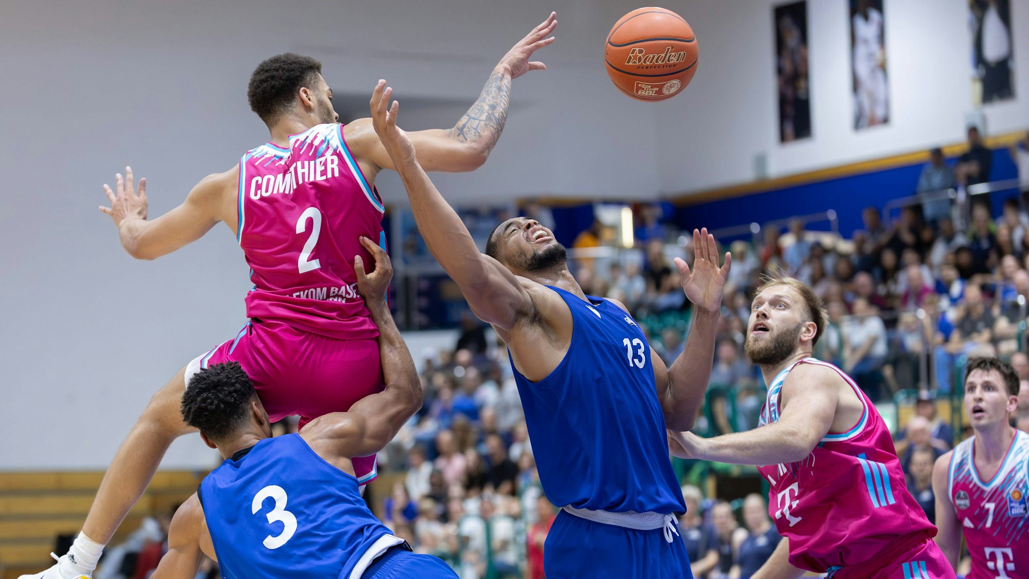 Bonns Topscorer Alija Comithier (links) liegt auf Frankfurts Garai Zeeb und passt dennoch zu Grayson Murphy.