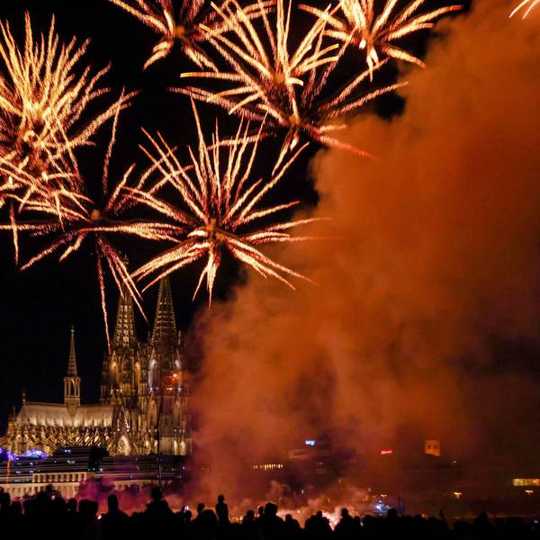 Kölner Lichter 2025 vor dem Kölner Dom.
