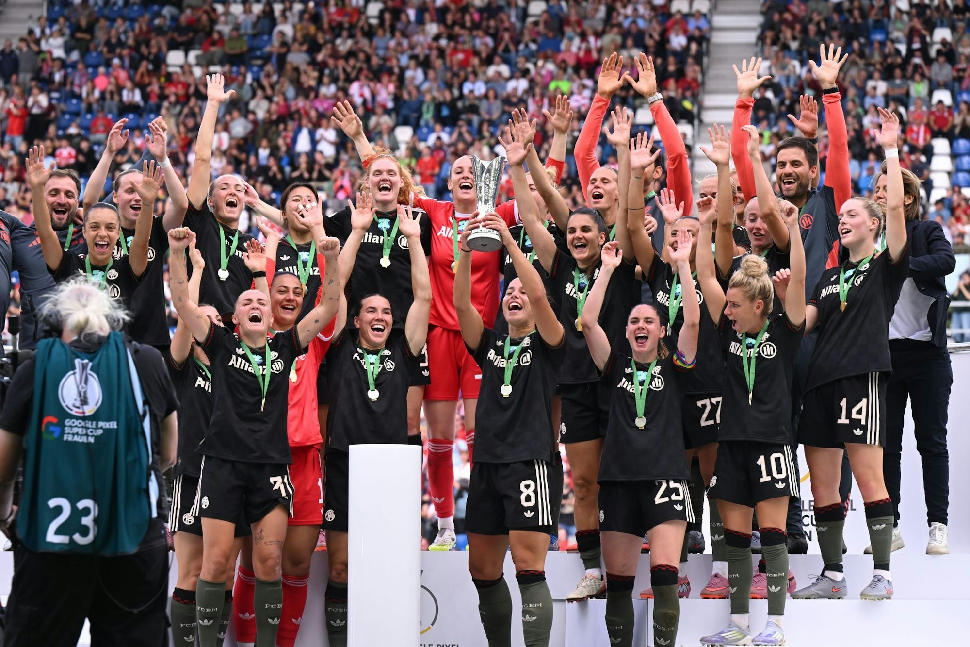 Hoch damit: Lena Oberdorf darf als Erste den Supercup präsentieren.