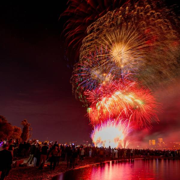 Kölner Lichter 2025: In diesem Jahr muss auf den Schiffskonvoi verzichtet werden.