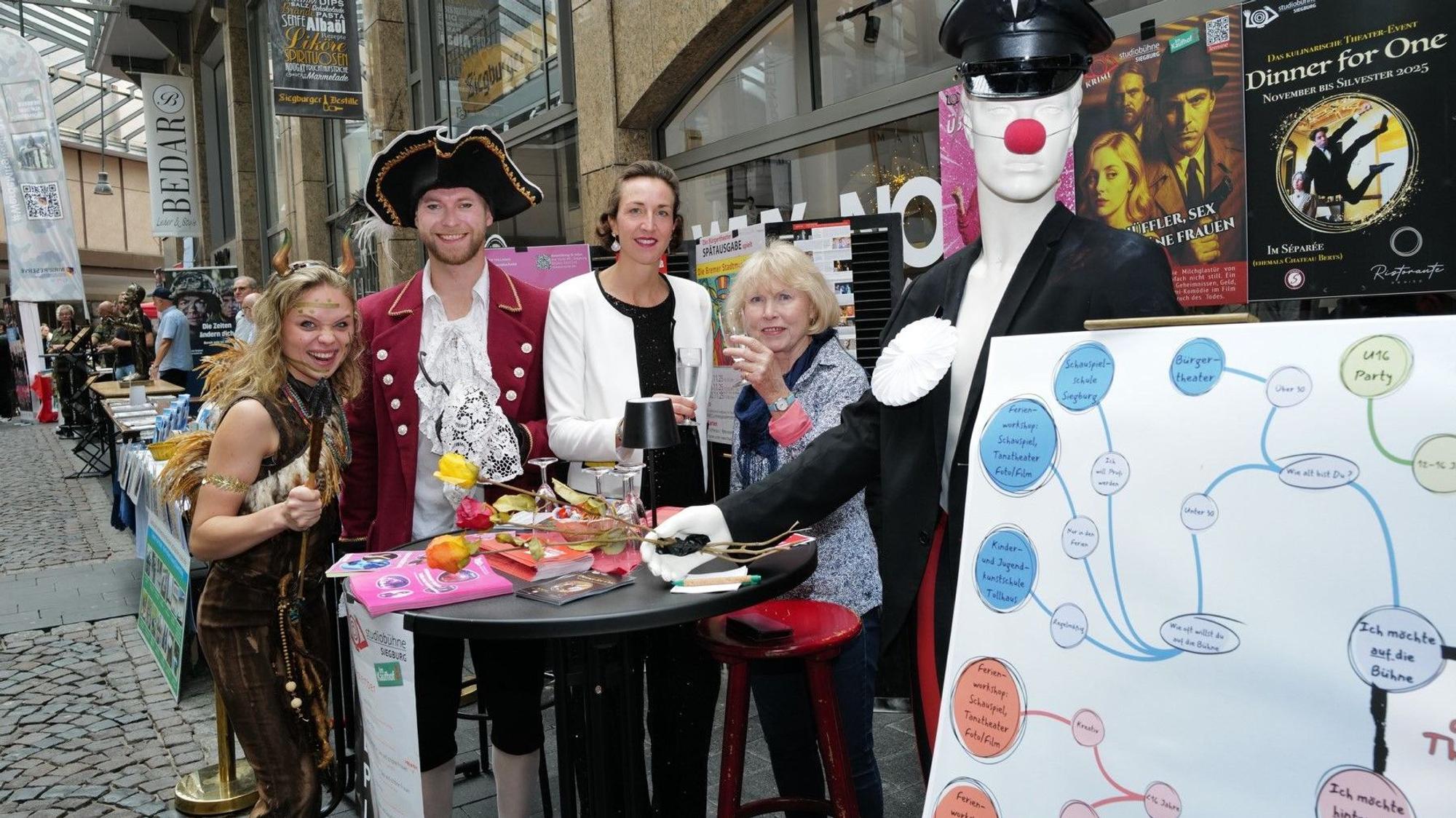 Die Peter Pan Figuren Tigerlilly und Captain Hook (l.) sowie Claudia Böttcher und Anke Lücke (r.) klärten über die Vielfalt der Studiobühne auf.