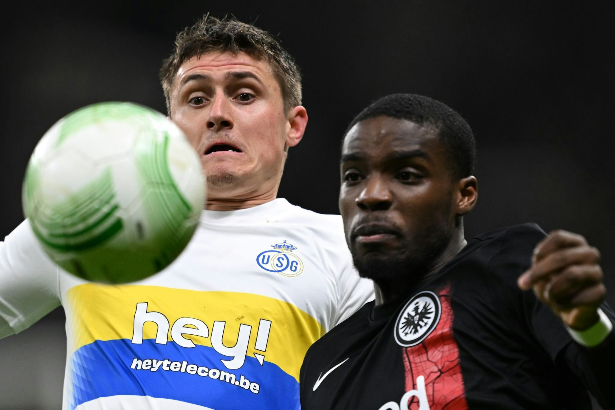 Alessio Castro-Montes (l) könnte zum 1. FC Köln wechseln. (Archivbild)