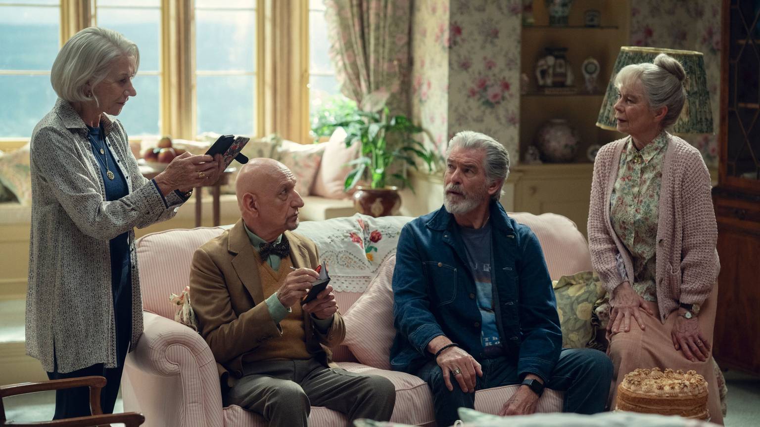 HANDOUT - 12.07.2024, ---: Dame Helen Mirren als Elizabeth (l-r), Sir Ben Kingsley als Ibsy, Pierce Brosnan als Ron und Celia Imrie als Joyce in einer Szene des Films "The Thursday Murder Club", der ab 28. August beim Streamingdienst Netflix zu sehen ist. Foto: Giles Keyte/Netflix/dpa - ACHTUNG: Nur zur redaktionellen Verwendung im Zusammenhang mit der aktuellen Berichterstattung über den Netflix-Krimiund nur mit vollständiger Nennung des vorstehenden Credits +++ dpa-Bildfunk +++