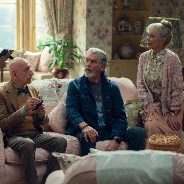 HANDOUT - 12.07.2024, ---: Dame Helen Mirren als Elizabeth (l-r), Sir Ben Kingsley als Ibsy, Pierce Brosnan als Ron und Celia Imrie als Joyce in einer Szene des Films "The Thursday Murder Club", der ab 28. August beim Streamingdienst Netflix zu sehen ist. Foto: Giles Keyte/Netflix/dpa - ACHTUNG: Nur zur redaktionellen Verwendung im Zusammenhang mit der aktuellen Berichterstattung über den Netflix-Krimiund nur mit vollständiger Nennung des vorstehenden Credits +++ dpa-Bildfunk +++