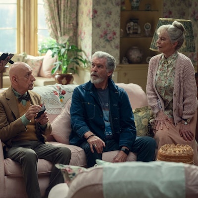 HANDOUT - 12.07.2024, ---: Dame Helen Mirren als Elizabeth (l-r), Sir Ben Kingsley als Ibsy, Pierce Brosnan als Ron und Celia Imrie als Joyce in einer Szene des Films "The Thursday Murder Club", der ab 28. August beim Streamingdienst Netflix zu sehen ist. Foto: Giles Keyte/Netflix/dpa - ACHTUNG: Nur zur redaktionellen Verwendung im Zusammenhang mit der aktuellen Berichterstattung über den Netflix-Krimiund nur mit vollständiger Nennung des vorstehenden Credits +++ dpa-Bildfunk +++