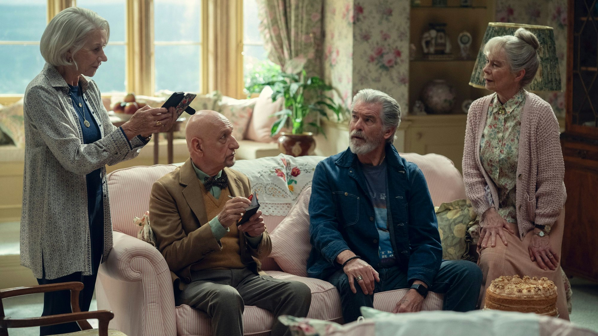 HANDOUT - 12.07.2024, ---: Dame Helen Mirren als Elizabeth (l-r), Sir Ben Kingsley als Ibsy, Pierce Brosnan als Ron und Celia Imrie als Joyce in einer Szene des Films "The Thursday Murder Club", der ab 28. August beim Streamingdienst Netflix zu sehen ist. Foto: Giles Keyte/Netflix/dpa - ACHTUNG: Nur zur redaktionellen Verwendung im Zusammenhang mit der aktuellen Berichterstattung über den Netflix-Krimiund nur mit vollständiger Nennung des vorstehenden Credits +++ dpa-Bildfunk +++