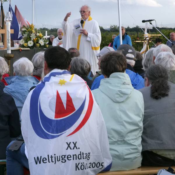 Auf dem Bild sind Besucher einer Freiluftmesse zu sehen.