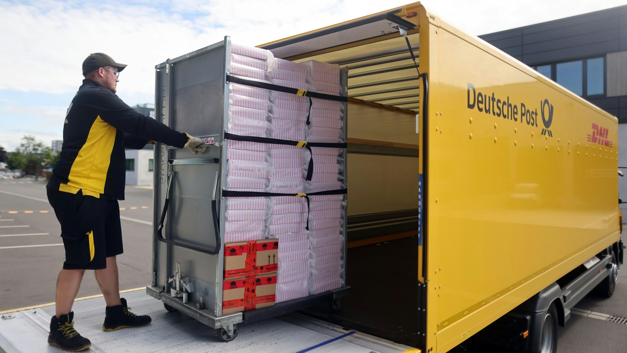 Auf die Reise geht es innerhalb Deutschlands mit DHL.