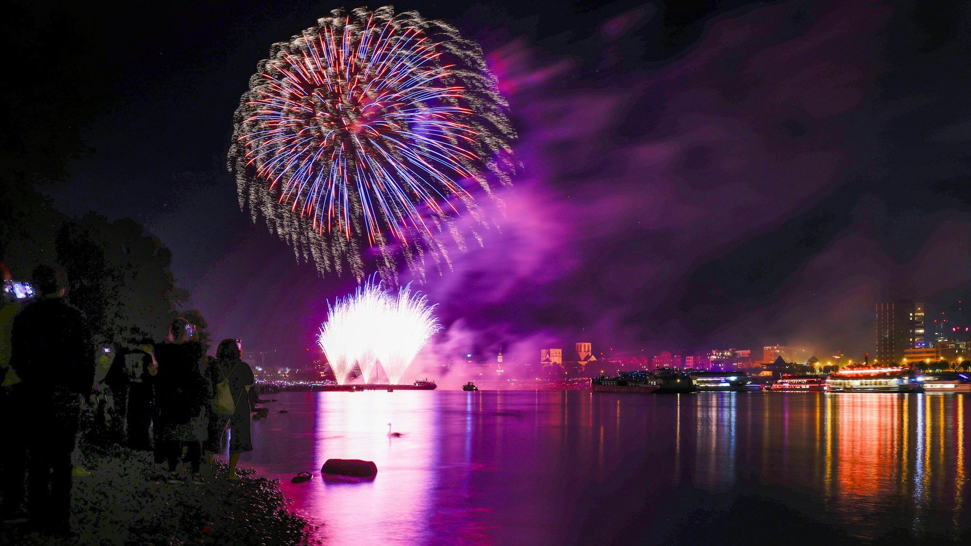 Erstmals wieder seit 2019 funkelten die Kölner Lichter über dem Rhein.