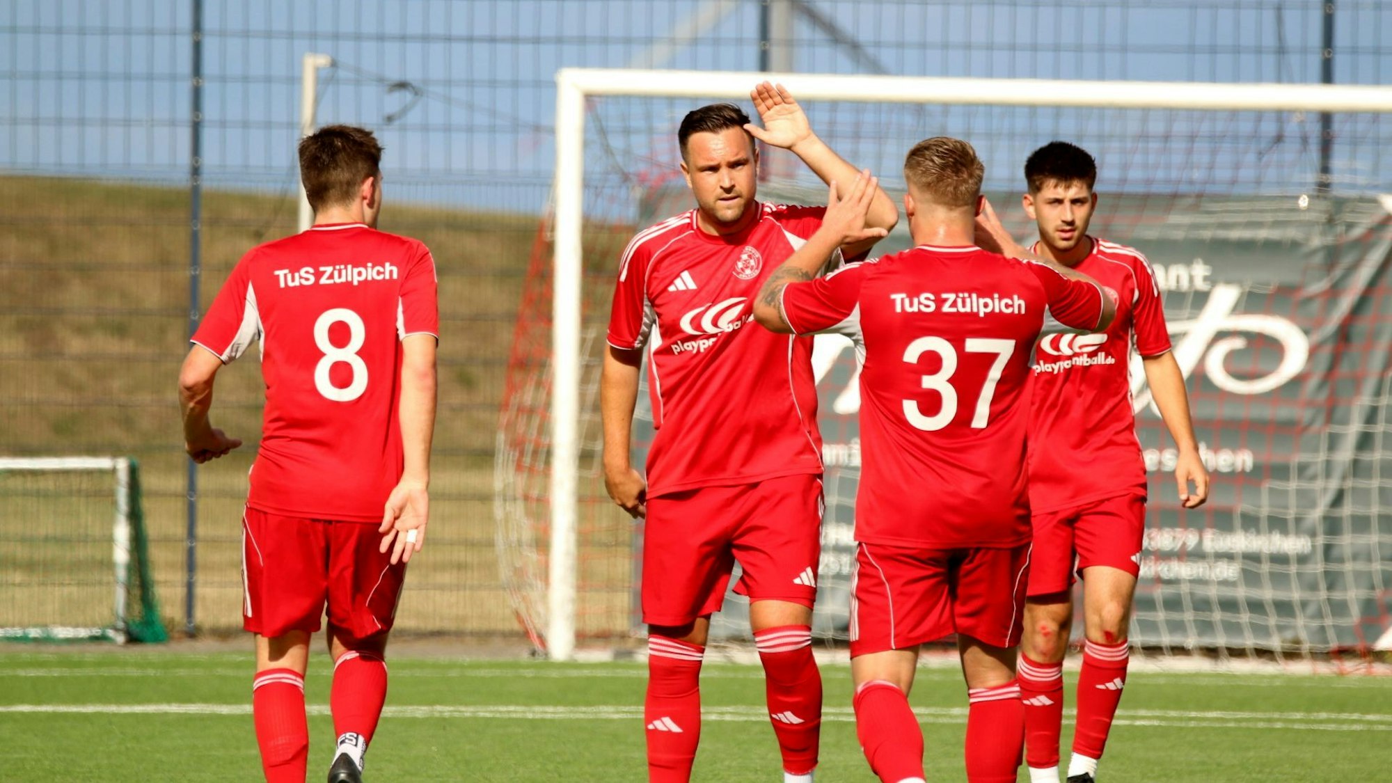 Pascal Schiffer klatscht mit einem Mitspieler ab.