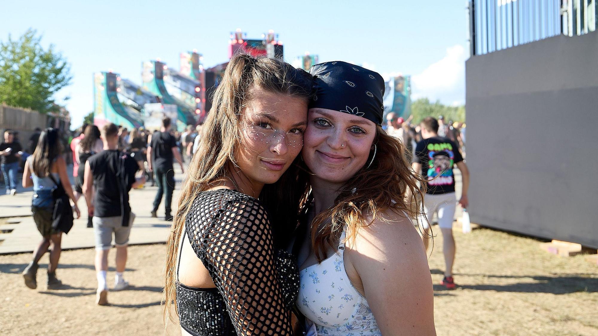 Cimmy und Chiara posieren für ein Foto.