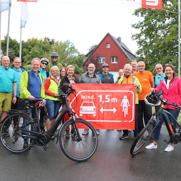 Eine Gruppe Fahrradfahrer posiert für das Foto.