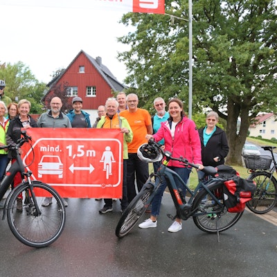 Eine Gruppe Fahrradfahrer posiert für das Foto.