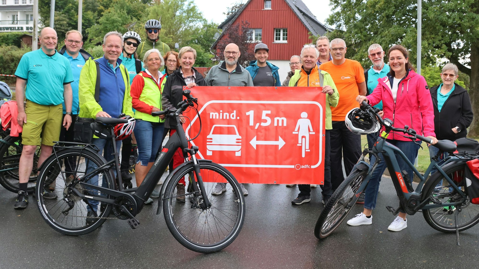 Eine Gruppe Fahrradfahrer posiert für das Foto.