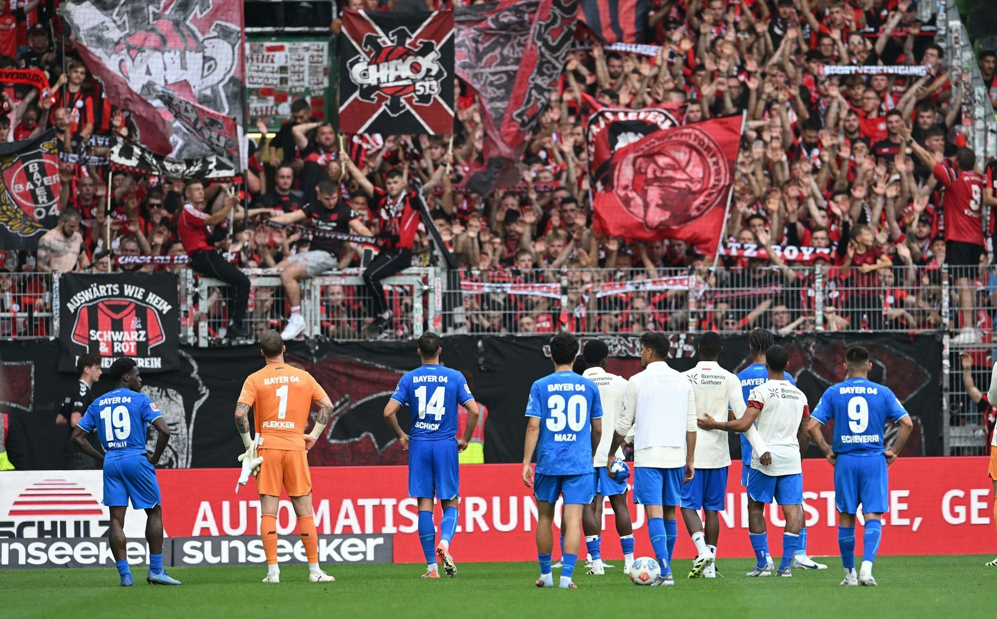 Der große Frust: Die Leverkusener Spieler nach dem 3:3 in Bremen vor den mitgereisten Fans.