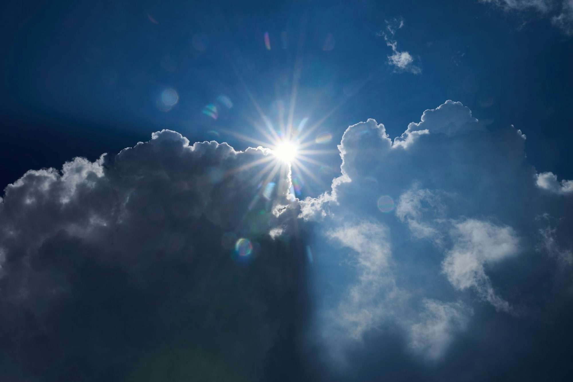Mal Sonne, mal Regen: Das Wetter in NRW zeigt sich die nächsten Tage wechselhaft. (Archivbild)