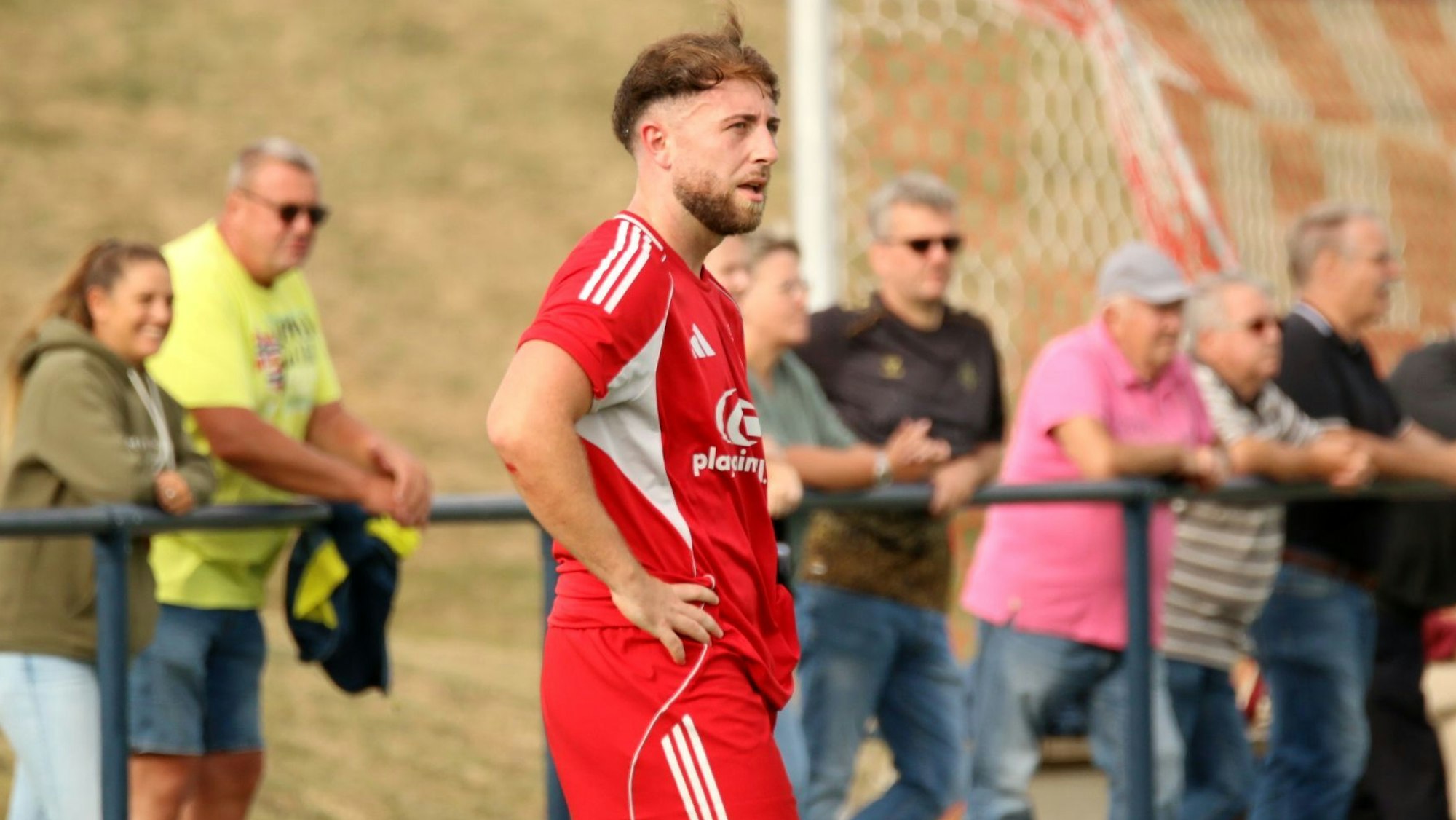 Nico Berekoven hat die Hände auf die Hüften gestützt.