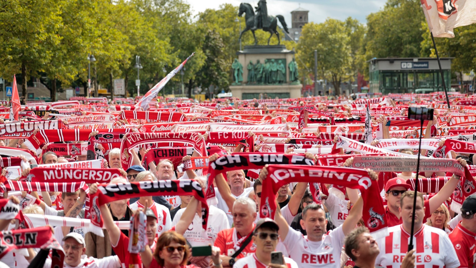 Mehrere tausend Fans des 1. FC Köln demonstrieren auf dem Heumarkt für die Erweiterung des Geißbockheims.