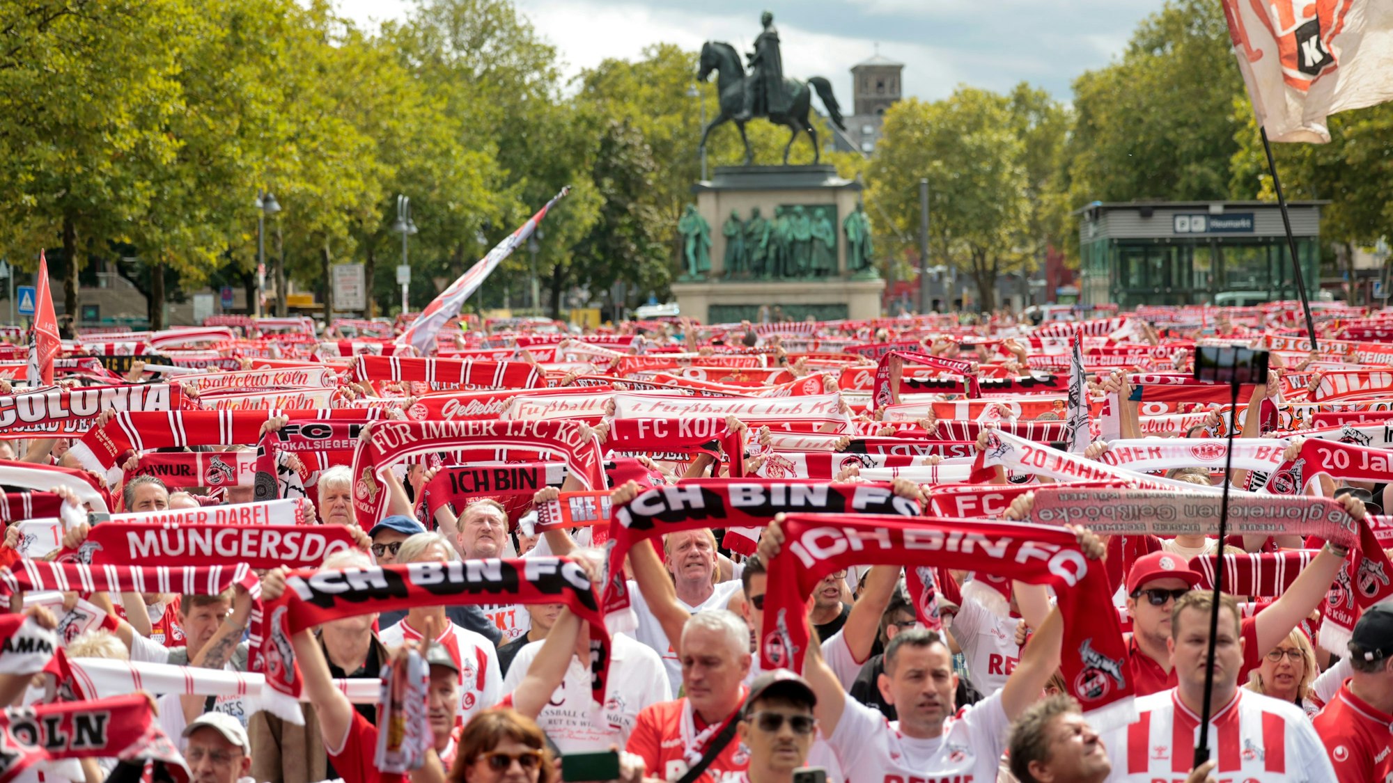 Mehrere tausend Fans des 1. FC Köln demonstrieren auf dem Heumarkt für die Erweiterung des Geißbockheims.