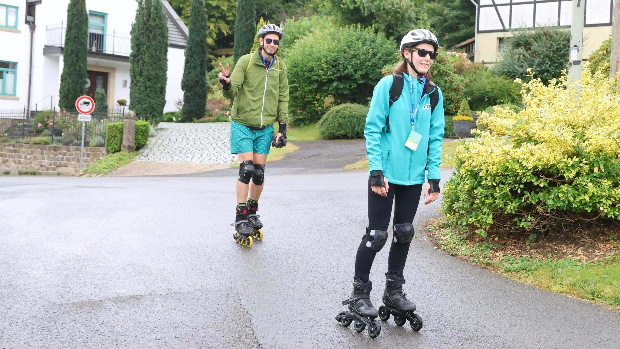 Zwei Inlineskater.