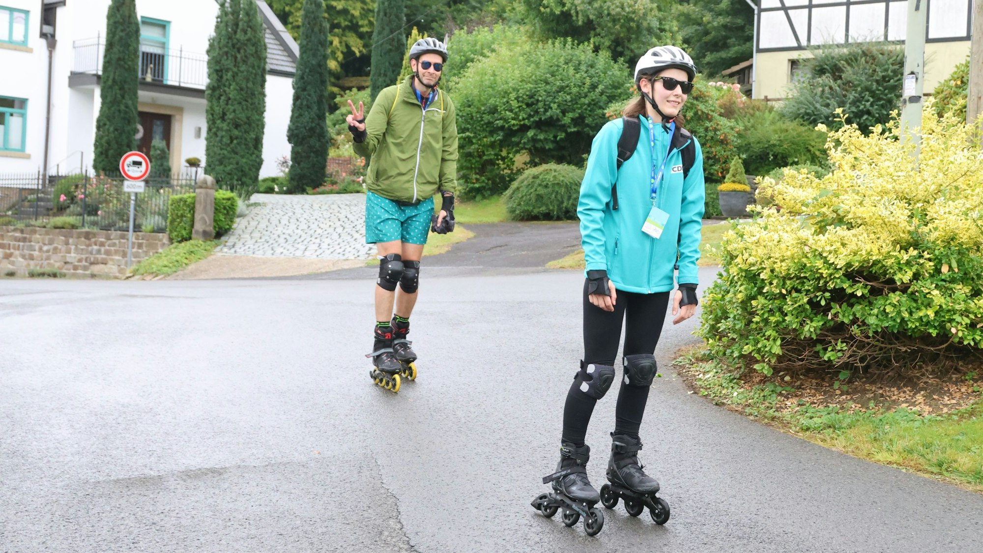 Zwei Inlineskater.